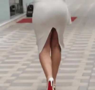 Nora Fatehi ki soft moti gaand kya hilti hai iske kutti bnake choduga