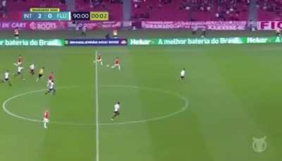 O juiz fazendo a recomposição defensiva mais rápido do que o Felipe Melo