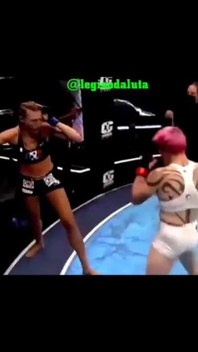 Pelas fotos j&aacute; parecia um absurdo. Pelo v&iacute;deo, podemos ver que vivemos no Clown world total