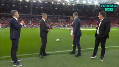 Ronaldo completely ignoring Carragher😂