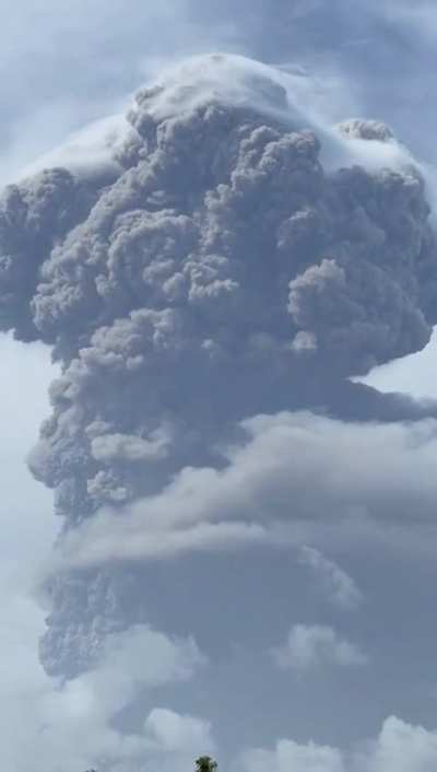 The ashes from La Soufri&egrave;re volcano burst into the sky so high that it pushes the clouds aside