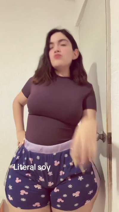 Cierra la puerta con su culazo