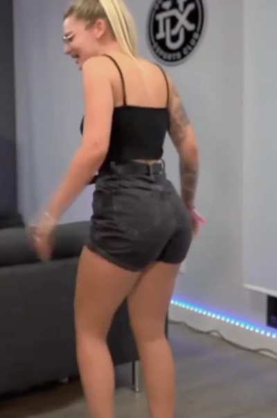 Deber&iacute;a mover m&aacute;s ese culo 🥵🔥