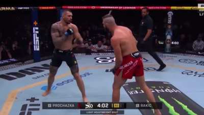 Aleksandar Rakić&rsquo;s elbow against Jiř&iacute; Proch&aacute;zka
