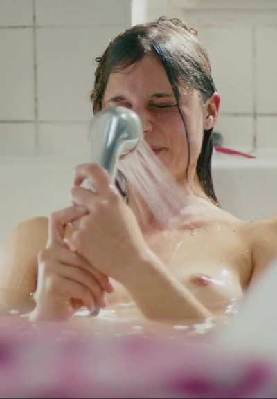[Topless] Svenja Jung in "Fucking Berlin" (2016)