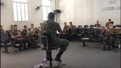 Quando a verba do ex&eacute;rcito &aacute; gasta de maneira produtiva. 