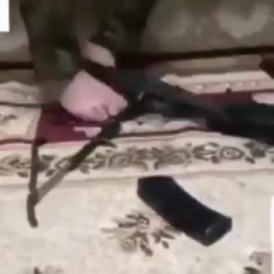 Руками затворную раму не всегда с первого раза поставить получается а тут