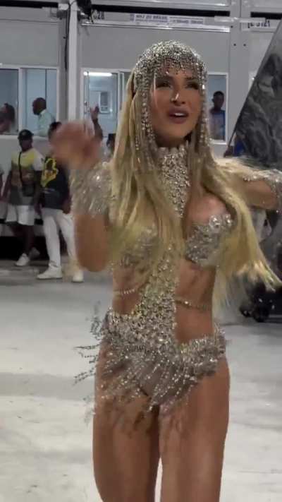 Gabi Martins dançando deliciosamente no carnaval