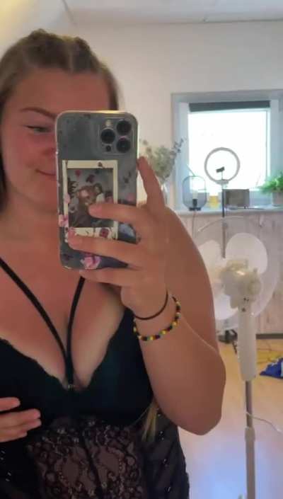 Focus on me baby, coz you&rsquo;re not allowed to cum until I say so.