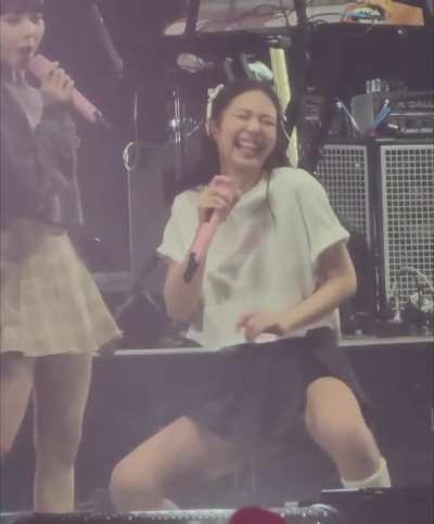 Let’s talk about getting horny and bi at a blackpink concert dm