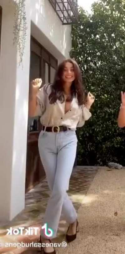 Selena&rsquo;s no bra buddy Vanessa