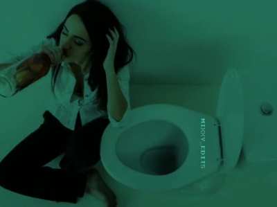 POV:Est&aacute;s en una fiesta bebiendo alcohol en el ba&ntilde;o, mientras afuera se est&aacute;n cagando a pi&ntilde;as.