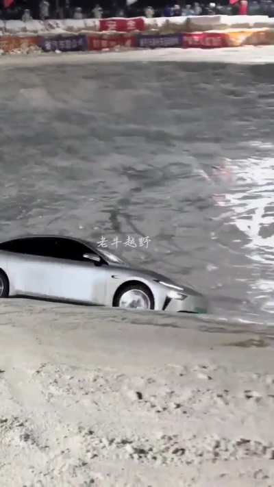 Driver skillfully drifts EV on ice in "Ice Bowl Challenge" in China