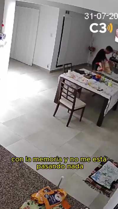 Un hombre de 85 años se hartó de que desapareciera dinero, vino y hasta salamines de su casa en un country en Santa Fe e instaló cámaras de seguridad.
Quien le robaba resultó ser un empresario millonario, vecino suyo.