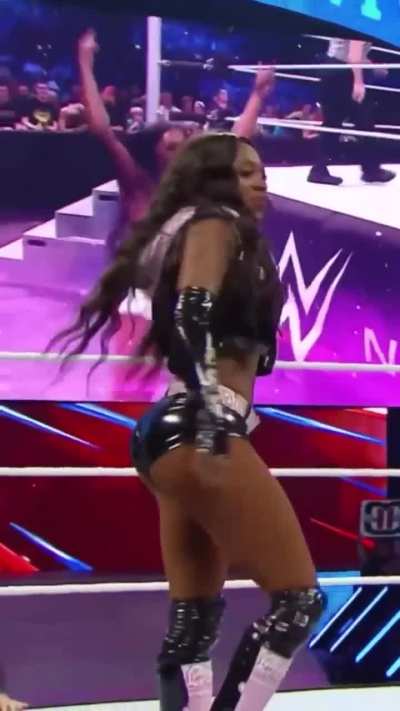 Naomi Latex Booty Twirl &amp;amp; Bounce