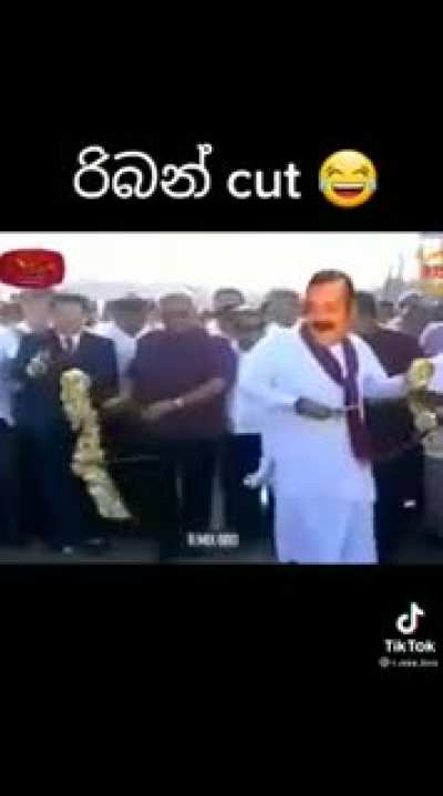Sri Lankan President using senior Chinese diplomat as a personal servant. 🇱🇰 &amp;gt; 🇨🇳
