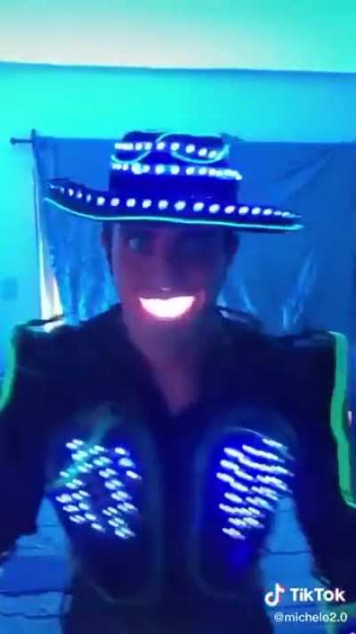 Globglobgabgalab (TW: flashing lights)