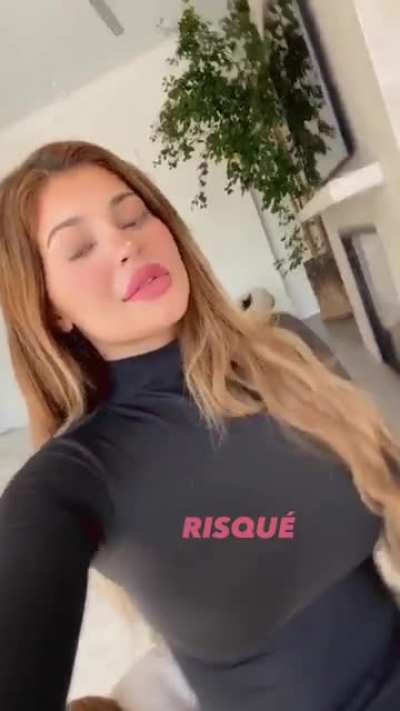 I wanna lift up her shirt 😍😍