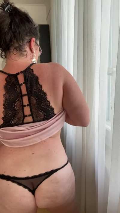 40 year old sexy milf ready to help to you live out your fantasies