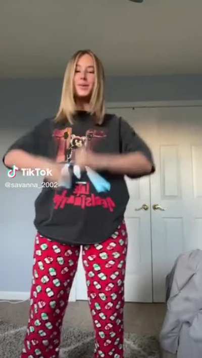 holyy fuck her ass is literally perfect with those recoils
