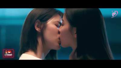 Emi Klinnium (26) & Bonnie Borattasuwan (21) - 