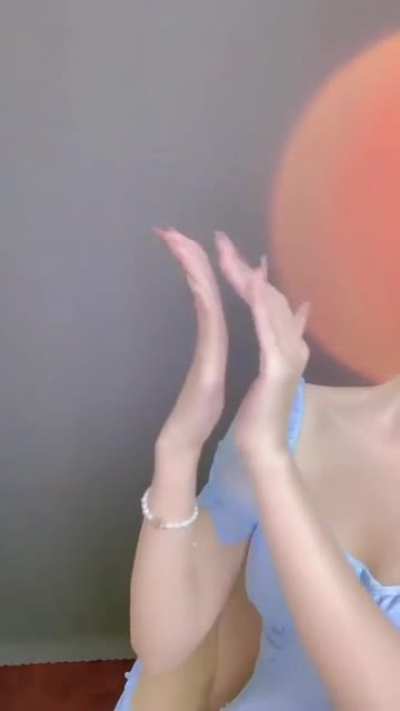 Hand skills of this woman was Insane