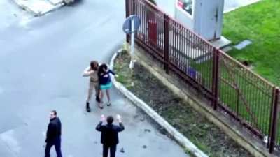 Думаю и так всё видно) на съёмке хз чего русский солдатик обезоружил актёра🙃
