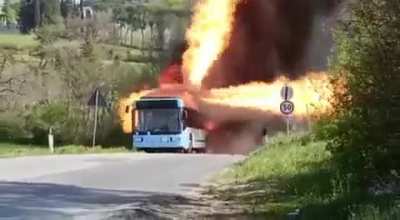 CNG-powered bus on fire near Perugia, Italy (16/04/2022)