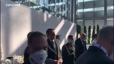 Na cúpula do G20, enquanto os líderes conversam entre si e traçam planos para os seus países, Bolsonaro, desconfortável, longe do cercadinho, conversa com garçons e se limita a observar de longe os passos dos demais mandatários.