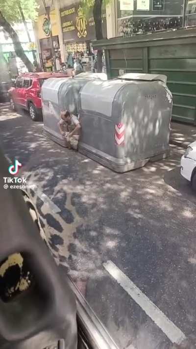 Cuando perdes la batalla en plena calle y encima te quedas atascado