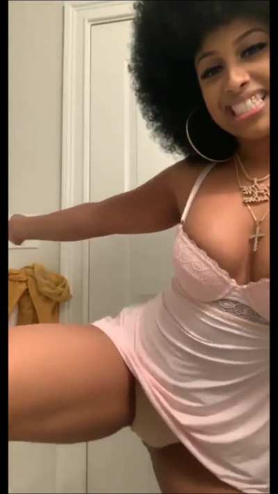 La Love Twerking in Pink Lingerie 