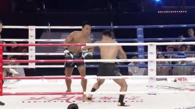 Muay Thai kickboxer&rsquo;s defense is something straight from a movie