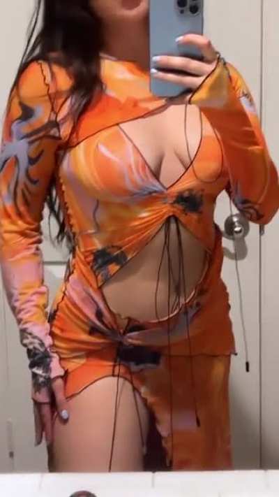 She looks SO SEXY! 😍😍😍