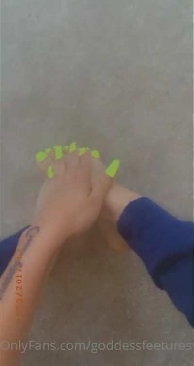👣