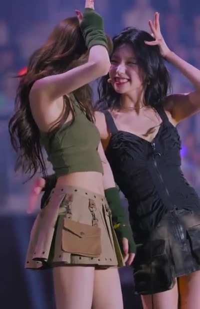 Itzy- Yuna and Yeji