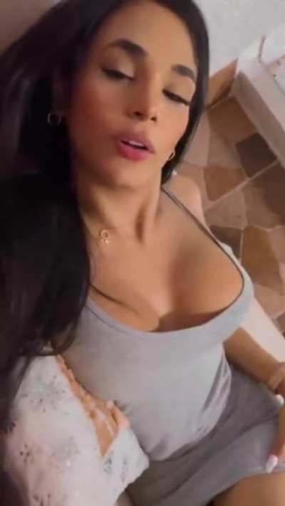 can anybody tell me the name of this beautiful girl