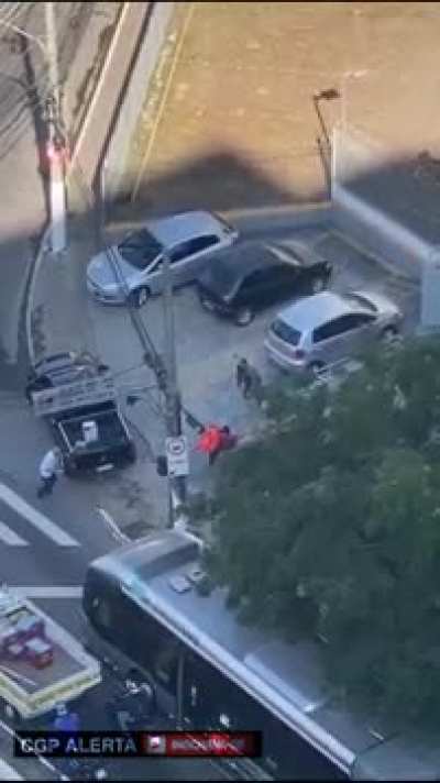 Police guns down bad guy Brazil