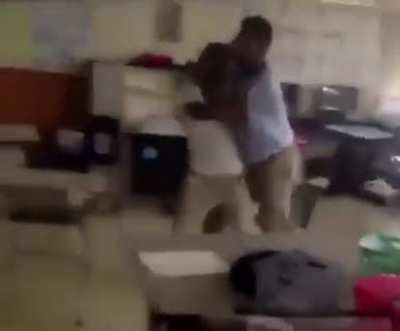 This gotta the funniest fight i&rsquo;ve ever seen, lil nigga is a whole villain