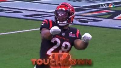 [HIGHLIGHT] 4 Years Ago. Joe Mixon throws a trick-play touchdown pass to Tee Higgins in Super Bowl LVI.
