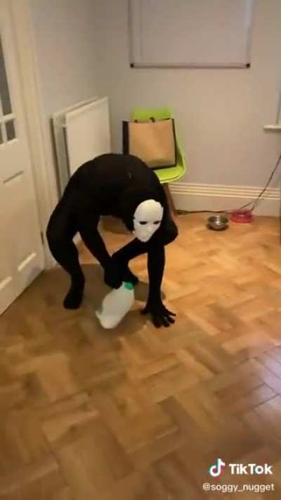 Banda que harían si se encuentran un wey de unos 25 años en un traje haciendo eso