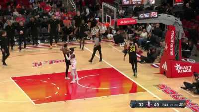 [Highlight] Aaron Holiday picks Keyonte George&rsquo;s pocket for 2 after being pushed before things get chippy