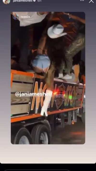Janiameshell throwing ass at back to school bash