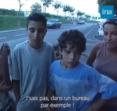 Des jeunes issus de l'immigration post-coloniale r&eacute;pondent &agrave; une femme qui se plaint des immigr&eacute;s . Orange, ville d'extr&ecirc;me droite (1995).