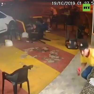 Funcion&aacute;rios do m&ecirc;s: bala comendo e ele querendo entregar o katchup.