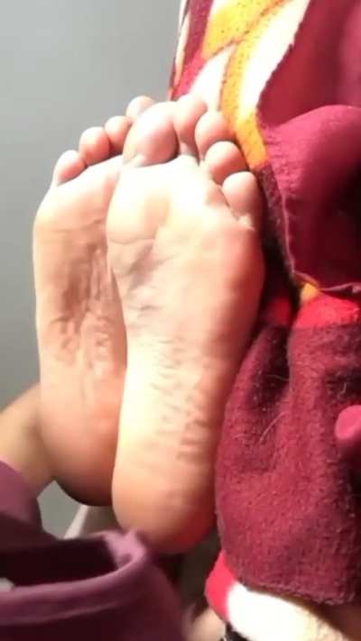 Secretly suck my mothers feet while everybody are at Home, videos and pics for sale if u want full experince. Le chupo los pies a mi mam&aacute; mientras est&aacute;n todos en casa 