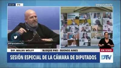 Presidenta: Dese vuelta, yo no estoy presente. No están presentes 10 millones de argentinos a los que defendemos su voz, aunque usted no nos escuche. Aunque usted no quiera, nosotros estamos aquí presentes.