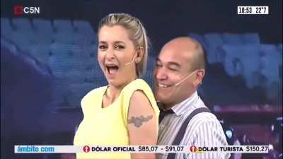 Elio Rossi apoyando a su compa&ntilde;era Mariela Fern&aacute;ndez rompi&oacute; el protocolo de aislamiento.