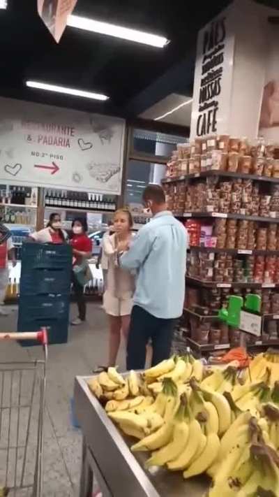 Essa mulher n&atilde;o quer usar a m&aacute;scara no mercado