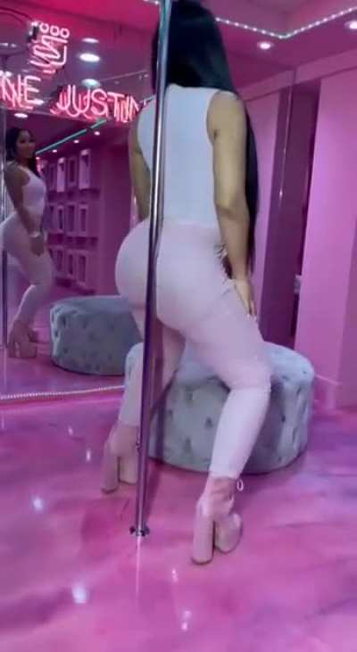 Therealkylesister aka ari