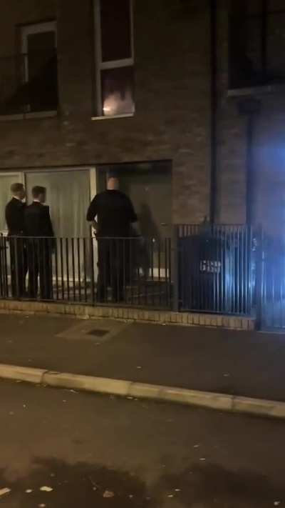 Dude teases police as they struggle to break into a home